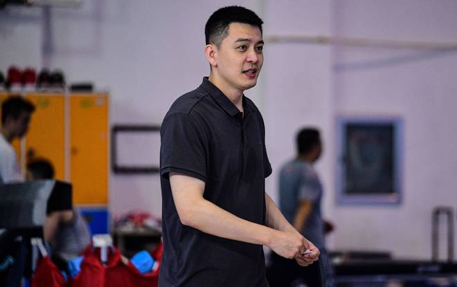 楊鳴曬合影鼓勵禁賽球員：希望你們在至暗時刻堅守夢想