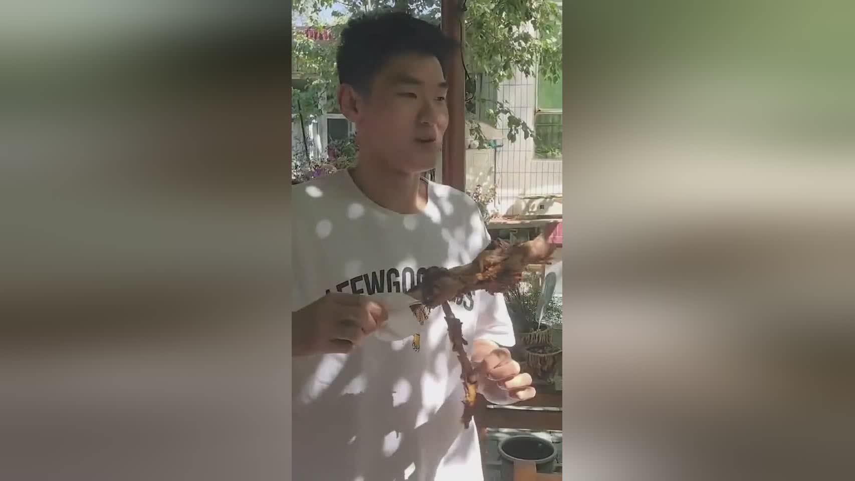 打得好奖励一下 杜锋社媒晒王洪泽享用烤羊腿小蝌蚪官网下载APP污视频