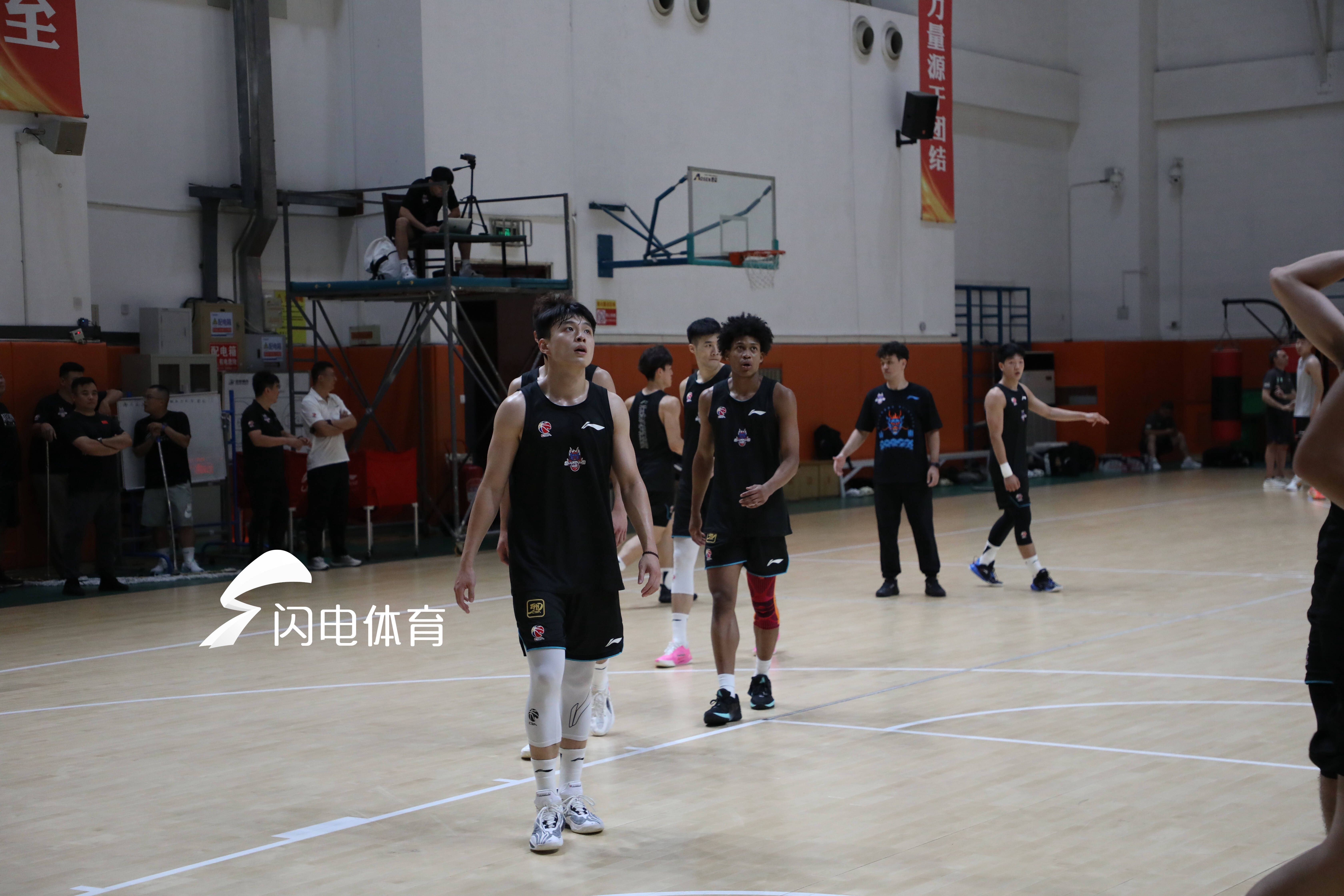 小将当家！山东高速男篮vs辽宁队热身赛济南进行