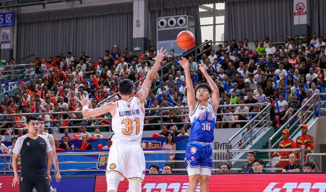 新疆男籃7分險勝！山西無緣大逆轉，於米提首秀8分，馮傲6分4助攻