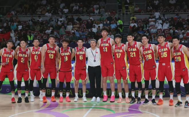 中国男篮夺亚洲杯亚军！三个瑕疵要重视，这四人有实力打NBA