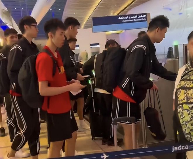 中国男篮结束亚洲杯之旅回国，王俊杰继续赴美开启新学期