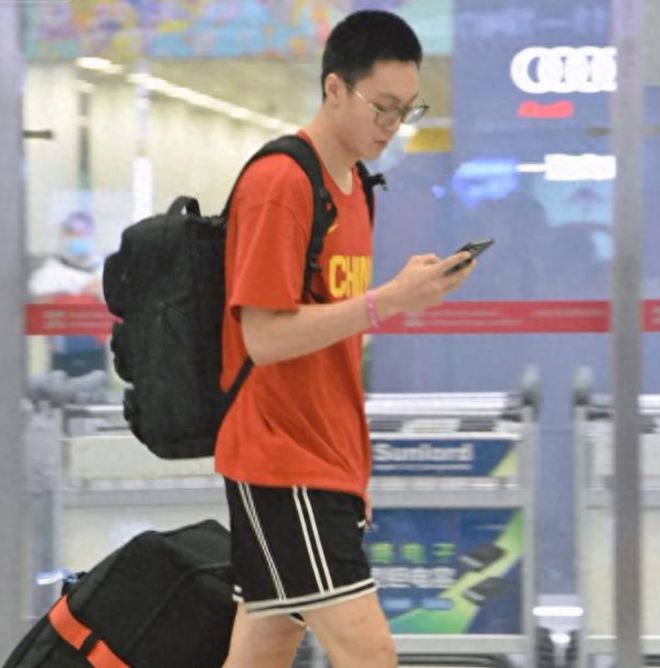 温馨！胡明轩回到广东，爸爸到机场接机，主动拖大行李箱