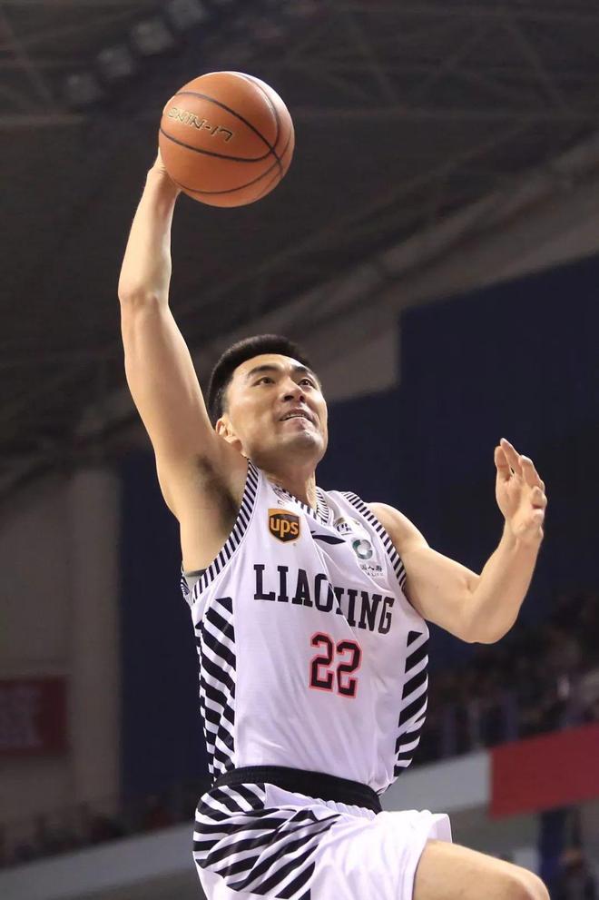 辽篮迎一大利好！经风雨再坚守，李晓旭暂不退役：35岁再战1年