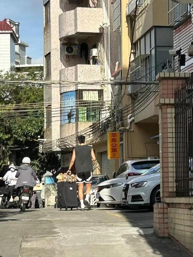 媒體人曬焦泊喬到廣東男籃報到照片，一個人提行李身高矚目