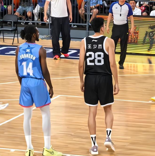 廣東隊戰(zhàn)勝美國隊，張文逸張昊合砍44分，張浩嘉王少杰運動戰(zhàn)0分