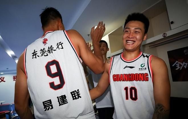 任駿飛退役，下賽季沒人鎮(zhèn)得住廣東更衣室？球迷：有他在誰(shuí)敢造次