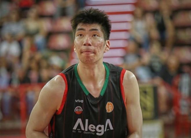 留洋首秀來了！中國男籃22歲2米23新星砍7+8：月薪僅2000歐