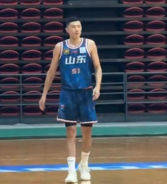 陈林坚完成山东男篮首秀 10投7中&三分5中3 得到全场最高18分