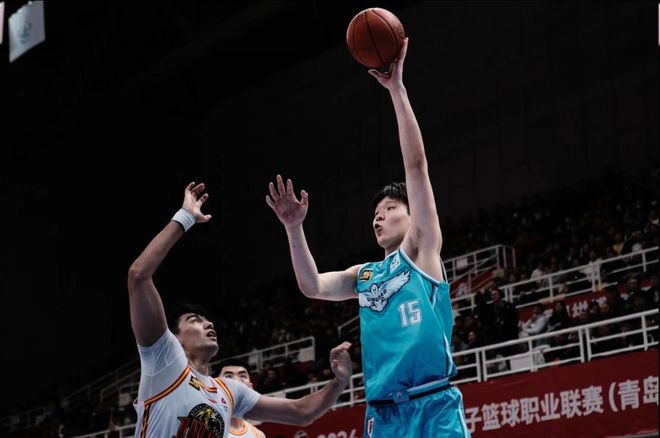 接班杨瀚森！17岁第2场成人比赛砍13+5，青岛内线大旗未来他扛？