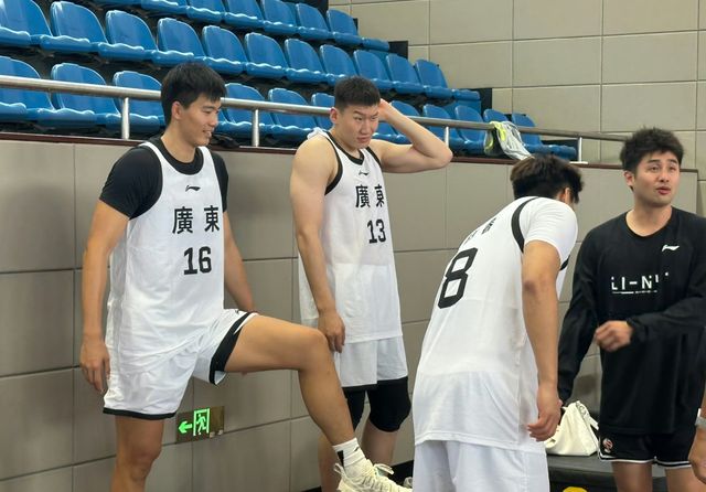 广东男篮2分惜败！焦泊乔爆发，贺希宁25分，张昊错失绝杀