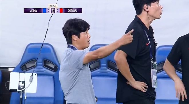 眼神防守？成都蓉城亚冠输球之罪人，球迷：2粒丢球都跟他有关