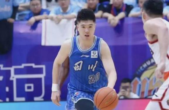 廣東舊將王薪凱加盟新疆隊(duì)，曾繁日加盟吉林隊(duì)，黃榮奇或無(wú)球可打