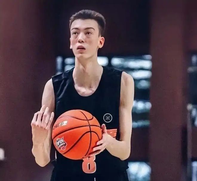 兩戰(zhàn)轟34+5！中國(guó)男籃又一19歲2米15中鋒新星崛起：接班胡金秋？