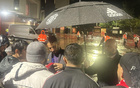 心系球迷！阿莫林贏球后晚上9點(diǎn)冒雨在球場外為球迷簽名合影