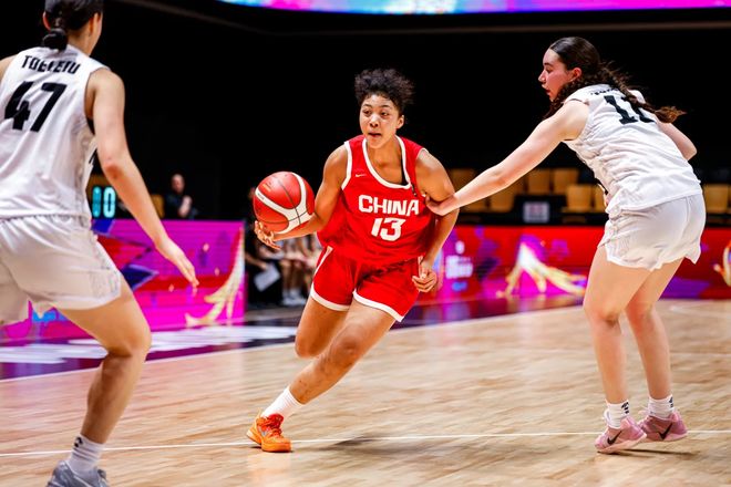 在場贏17分！中國女籃又一14歲1米83混血前鋒崛起：接班李夢？