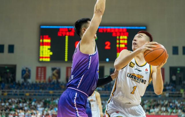 遼寧男籃8分險(xiǎn)勝！新援首秀1分，付豪撐起內(nèi)線，趙繼偉狀態(tài)火熱