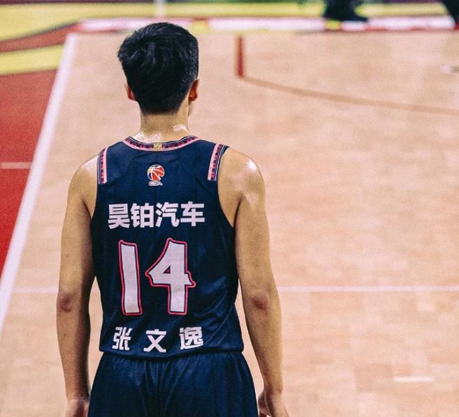 广东92-105青岛遭四坏消息！张文逸李文昊没法看，内线隐患太大！