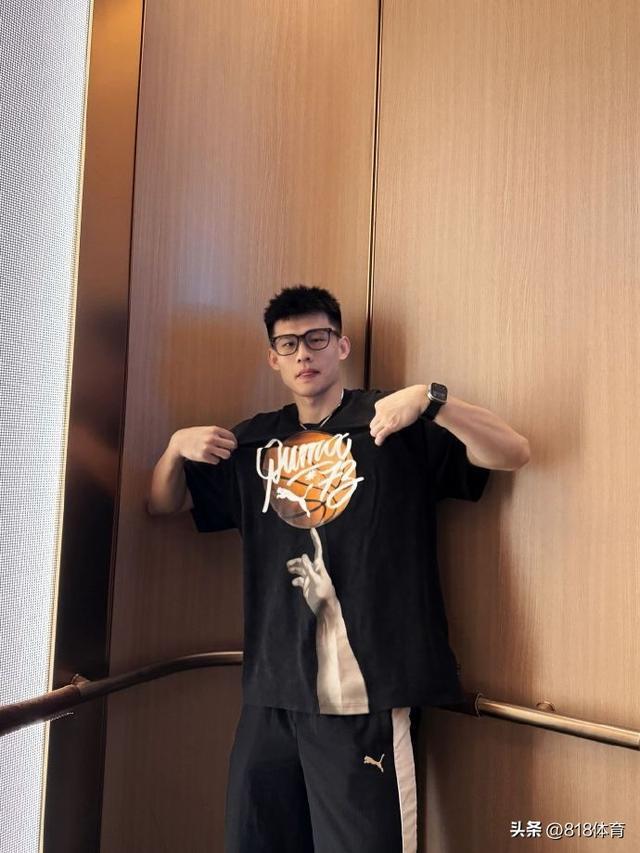 笑喷!辽宁球迷大妈搂住王岚嵚大喊鄢手骐,王岚嵚尴尬:我不是手帝!