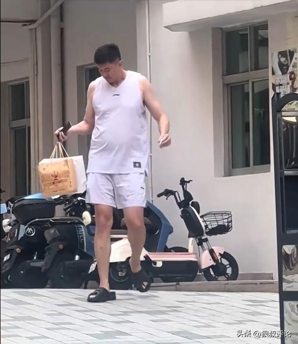 你从未见过杜导！杜锋“背心拖鞋”引热议 排骨飞人中年发福