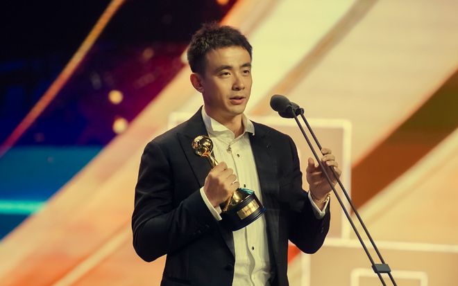 赵继伟获奖实至名归，李昕亲自颁奖！郭艾伦双奖傍身，确实很出圈