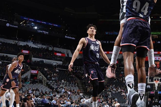 首秀轟14+3！中國男籃26歲悍將閃耀NBA季前賽：能里能外對(duì)抗文班