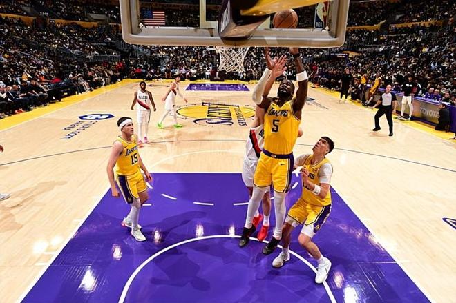 毕竟只拿着800万美元的工资，湖人球迷没必要对艾顿过度苛责？