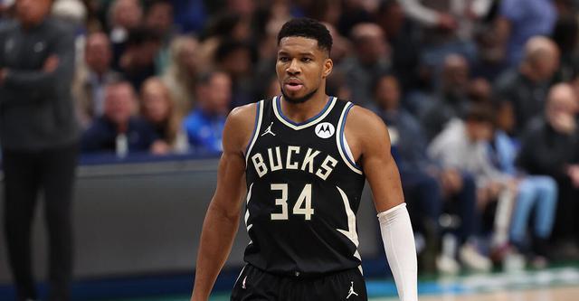 雄鹿官方：字母哥因左膝髕腱病變?nèi)毕袢諔?zhàn)黃蜂