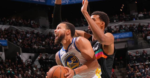 库里44+5文班31+15+10 勇士16分逆转马刺