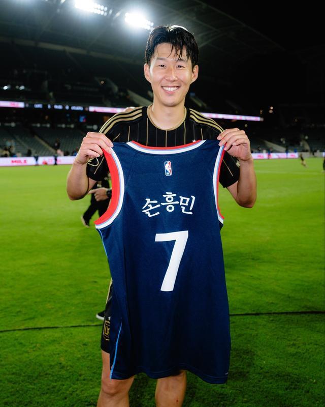 祖巴茨等快船球員現(xiàn)場觀賽洛杉磯，向孫興慜贈送7號韓文球衣