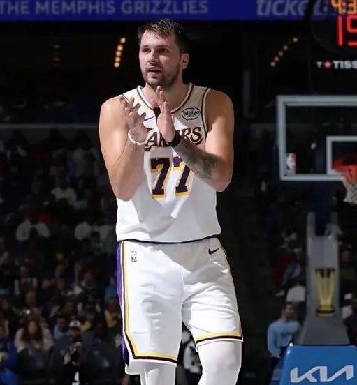 连续三场比赛得到40+！这就是湖人新当家的能力，还有不服的吗？