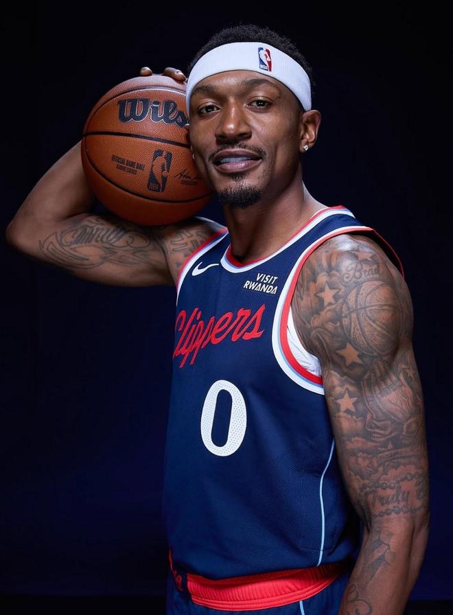 表现糟糕，比尔战旧主太阳14中2仅5分1板1助2失误，正负值-23