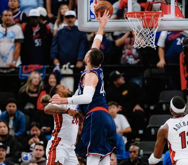 對飆戰(zhàn)！快船轟19-4攻勢反超：哈登17+6夢回巔峰，小卡轟17分