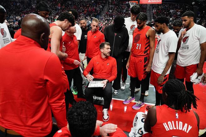 杨瀚森短暂上场未有数据，名嘴韩乔生直言不满。