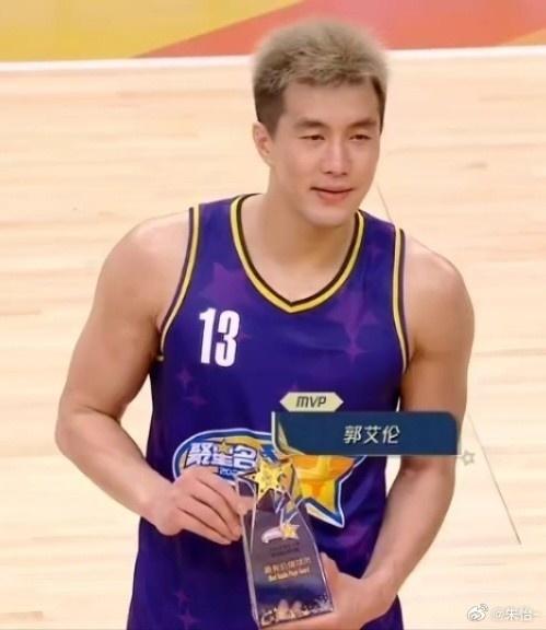 郭艾伦名人赛43分引热议，养伤还是冲击娱乐圈MVP？