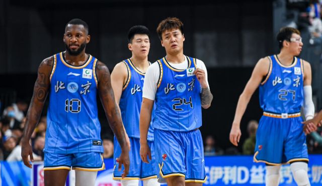辽宁男篮13分大败！北京首钢3连胜，杨鸣被罚出场，威尔斯16分