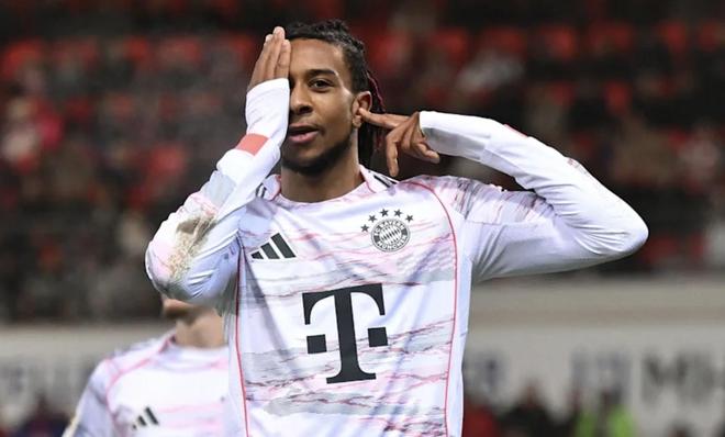 滿血回歸，此前經(jīng)歷眼部手術(shù)的奧利塞在進(jìn)球后捂住一只眼慶祝