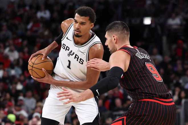 历史首人！文班38+12+5+5帽+6三分马刺逆转险胜公牛 福克斯21分