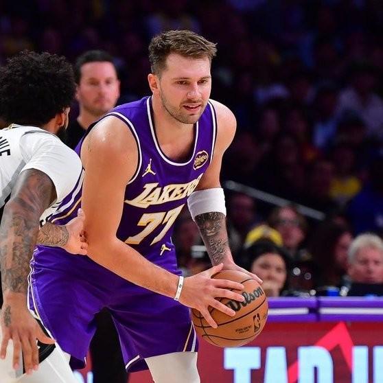 攻防全能，東契奇27中9砍35分9板13助5斷2帽，罰球17中13