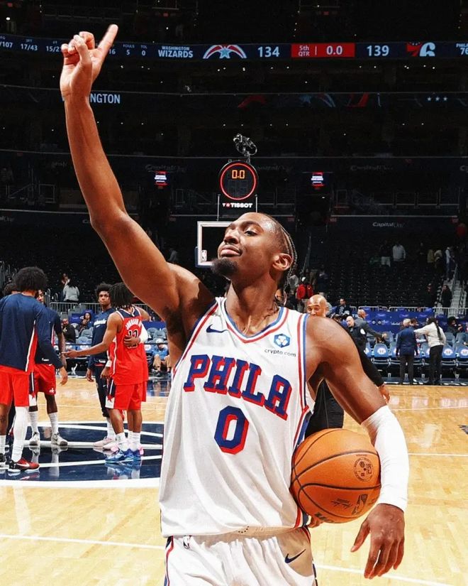 东部第一！4战轰下150分，场均37.5分彻底封神，恩比德成配角？