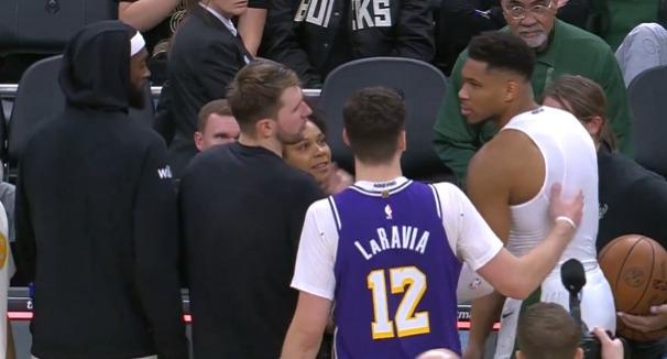 大气!湖人全队找裁判要球给新秀阿杜,字母哥一把拿过来送给东契奇
