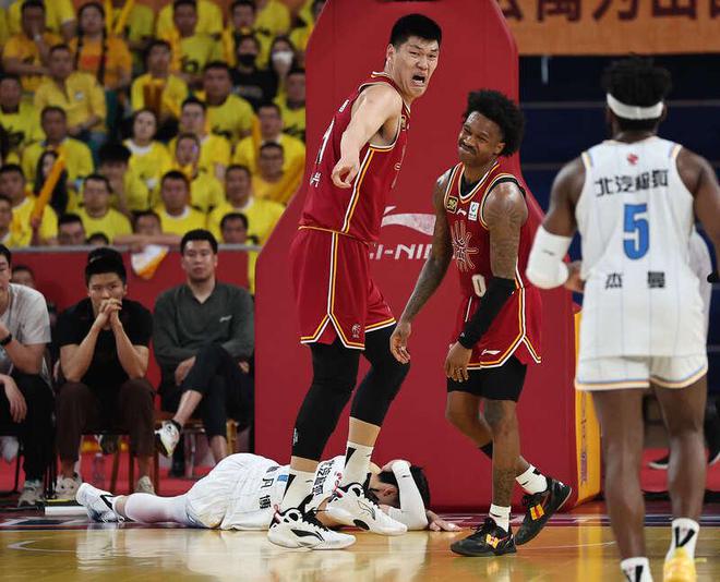 CBA季后赛：北汽客场两连胜拿到赛点 曾凡博伤退