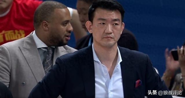 王博臉色鐵青！胡金秋籃下爭搶位置倒地劇烈嘔吐 直接返回更衣室
