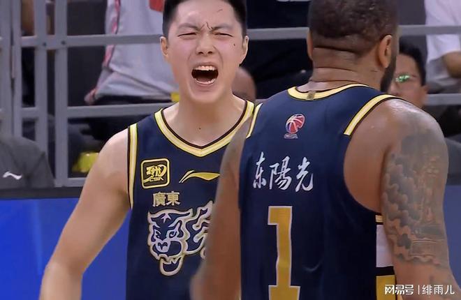 單核帶隊殺進(jìn)CHBL前三！廣東隊迎來頂級鋒線，力保杜鋒重返總決賽