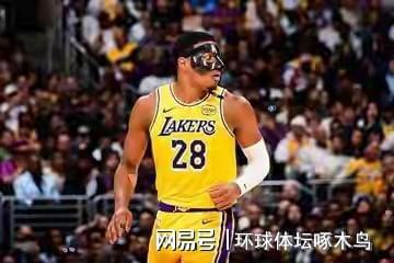 八村垒戴面具继续征程，湖人前锋展现坚韧精神