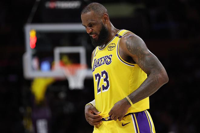 致敬传奇！詹姆斯季后赛100次半场砍20+ NBA历史第一人！