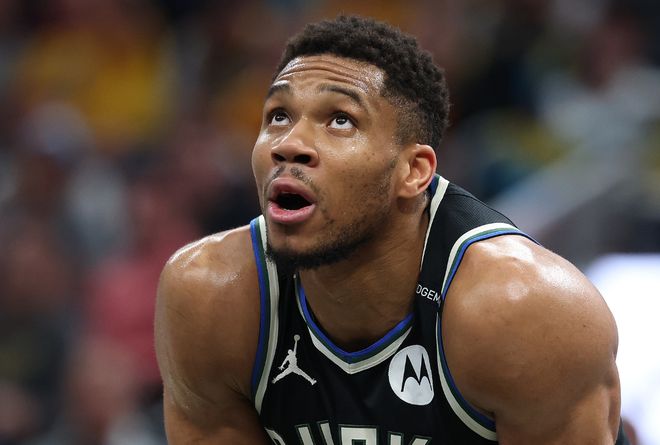 就在今天，字母哥持续爆发，轰出79年NBA历史第一的纪录