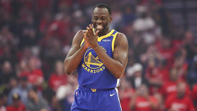 好消息，勇士队格林在与火箭队第三场比赛前荣获NBA独特奖项