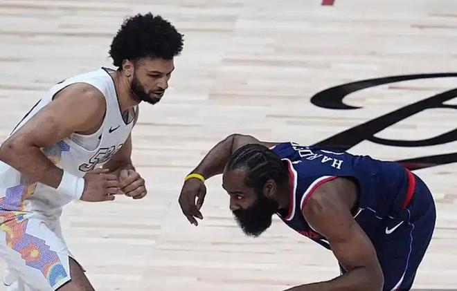 詹姆斯-哈登你可是曾经的MVP、得分王，高端局得拿出该有的干劲