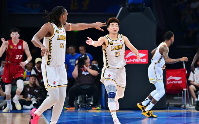心疼周琦！北京103-114输广厦，两后卫送9次失误，胡金秋拿27分